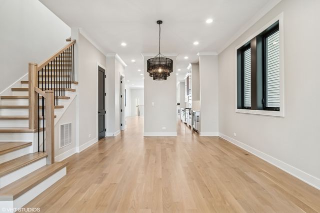 2062 W Belle Plaine Avenue, Chicago, IL 60618