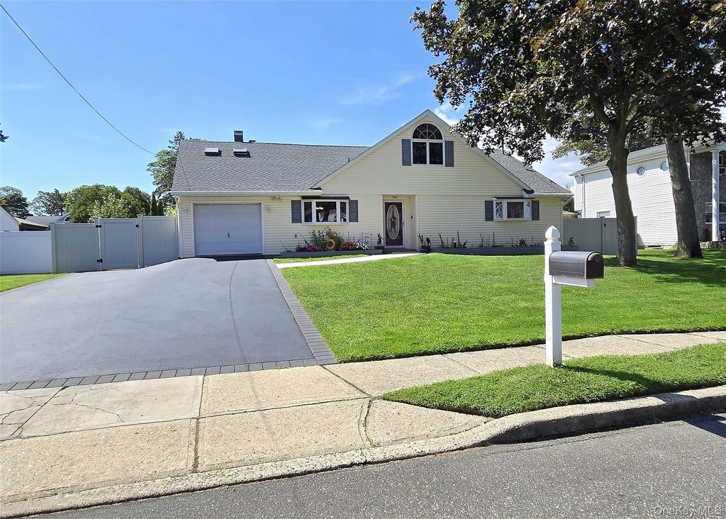 16 Ballad Circle, Holbrook, NY 11741