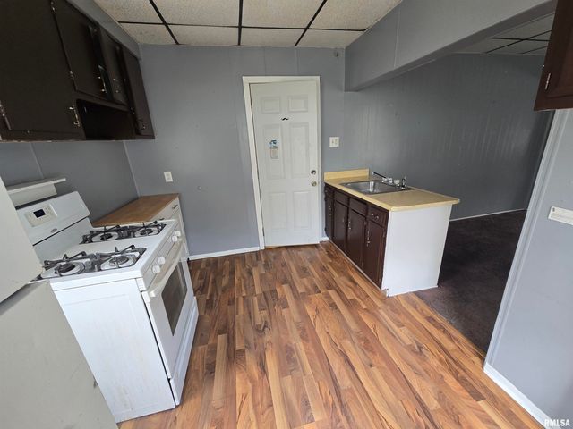 526 E WALNUT Street, Canton, IL 61520