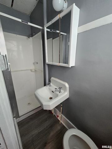 526 E WALNUT Street, Canton, IL 61520