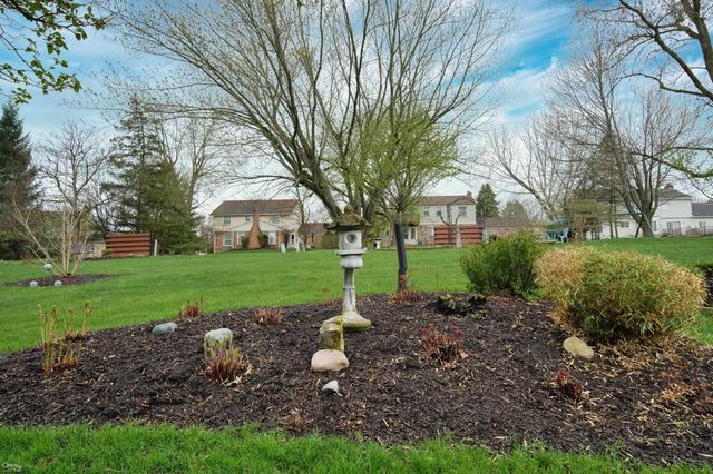 1095 Hathaway Rising Street, Rochester Hills, MI 48306