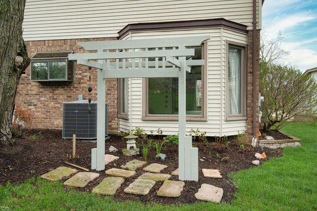 1095 Hathaway Rising Street, Rochester Hills, MI 48306