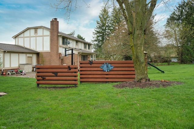 1095 Hathaway Rising Street, Rochester Hills, MI 48306