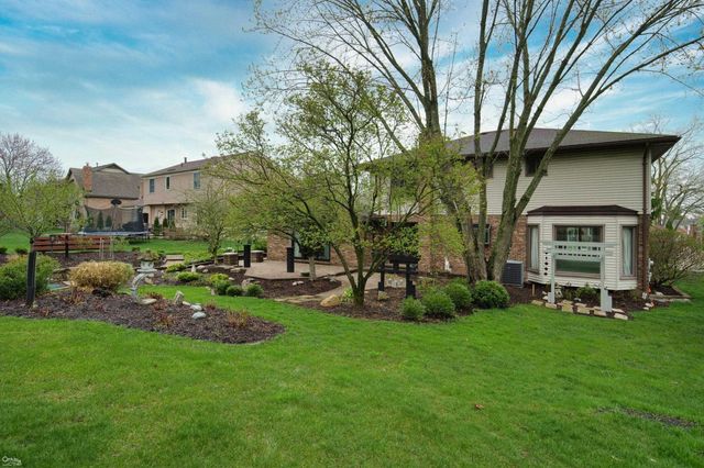 1095 Hathaway Rising Street, Rochester Hills, MI 48306
