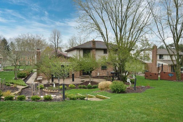1095 Hathaway Rising Street, Rochester Hills, MI 48306