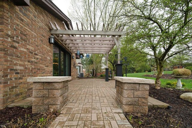 1095 Hathaway Rising Street, Rochester Hills, MI 48306