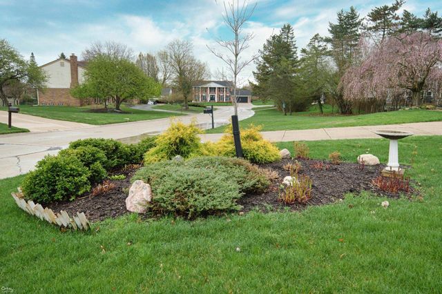 1095 Hathaway Rising Street, Rochester Hills, MI 48306