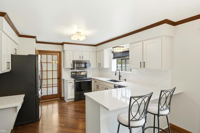 1095 Hathaway Rising Street, Rochester Hills, MI 48306