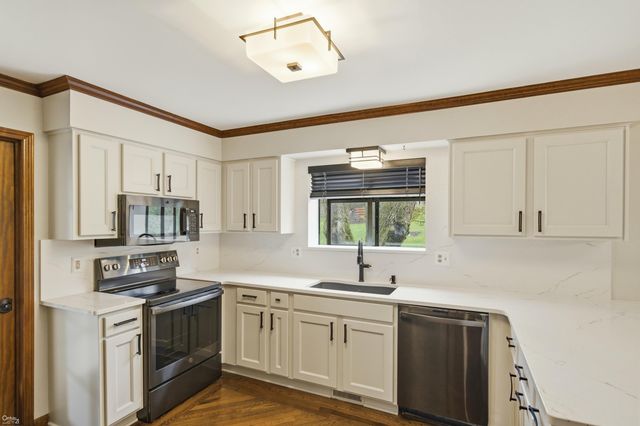 1095 Hathaway Rising Street, Rochester Hills, MI 48306