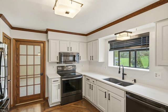 1095 Hathaway Rising Street, Rochester Hills, MI 48306