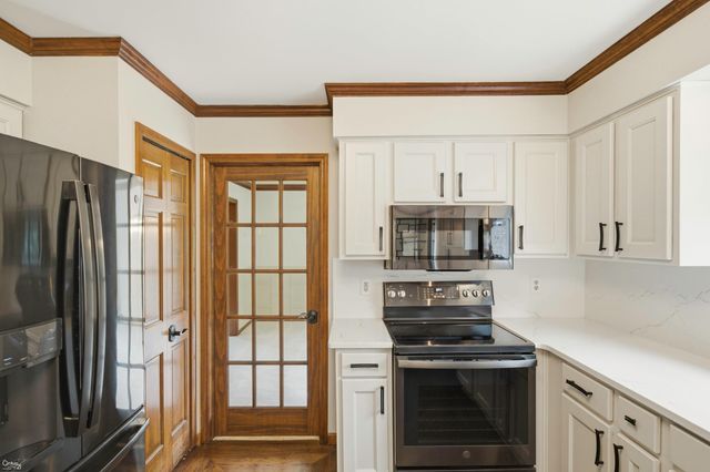 1095 Hathaway Rising Street, Rochester Hills, MI 48306
