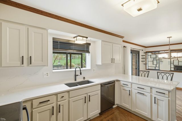 1095 Hathaway Rising Street, Rochester Hills, MI 48306