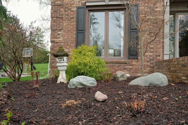 1095 Hathaway Rising Street, Rochester Hills, MI 48306