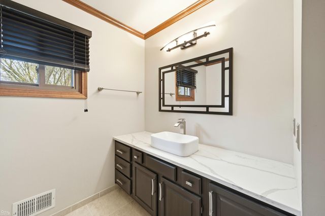 1095 Hathaway Rising Street, Rochester Hills, MI 48306