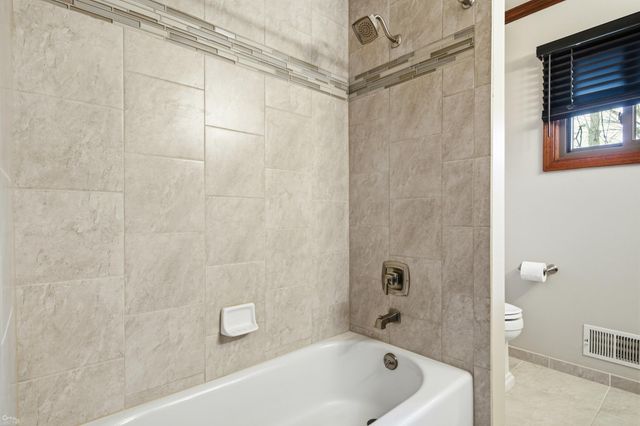 1095 Hathaway Rising Street, Rochester Hills, MI 48306