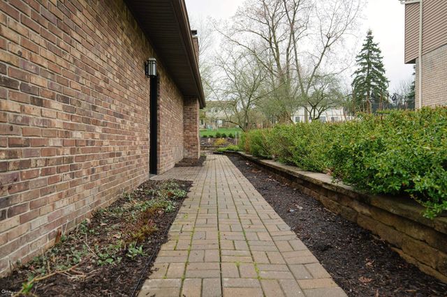 1095 Hathaway Rising Street, Rochester Hills, MI 48306