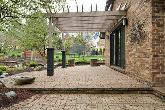 1095 Hathaway Rising Street, Rochester Hills, MI 48306