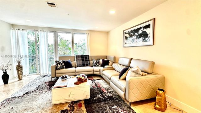 814 NE 19th Ave, Fort Lauderdale, FL 33304