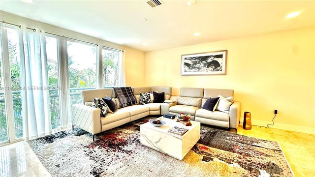 814 NE 19th Ave, Fort Lauderdale, FL 33304