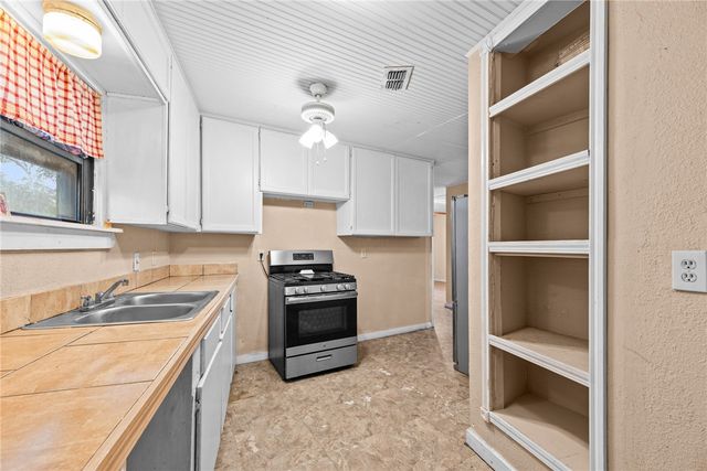 1645 Brentwood Dr, Corpus Christi, TX 78415