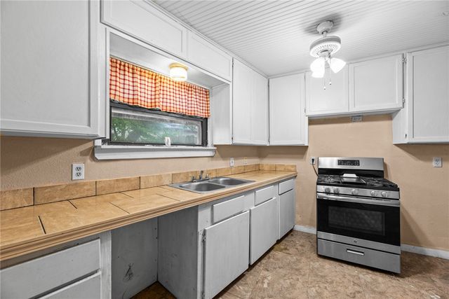 1645 Brentwood Dr, Corpus Christi, TX 78415