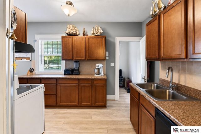 122 N 38th Street, Omaha, NE 68131
