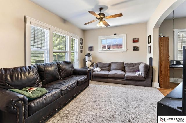 122 N 38th Street, Omaha, NE 68131