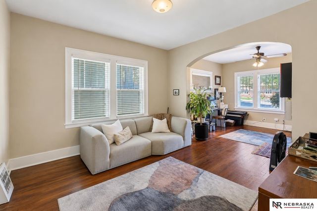 122 N 38th Street, Omaha, NE 68131