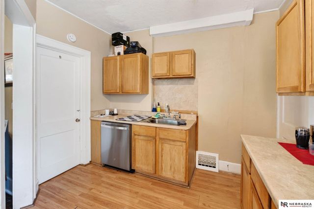 122 N 38th Street, Omaha, NE 68131