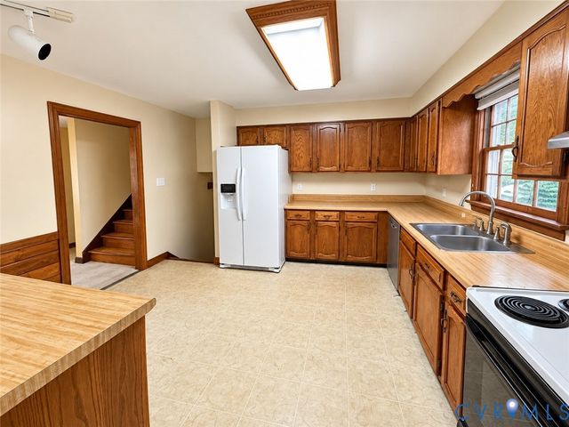 8636 Shadymist Dr, North Chesterfield, VA 23235