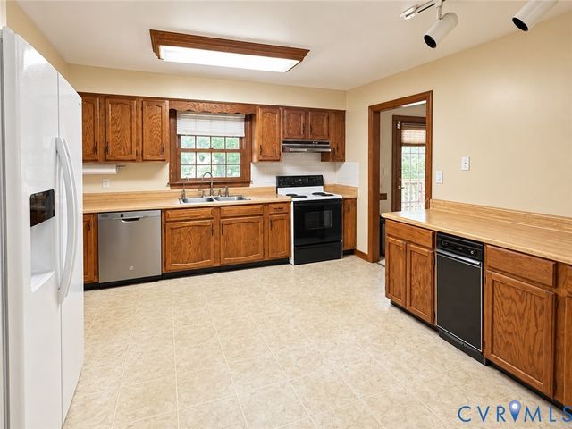 8636 Shadymist Dr, North Chesterfield, VA 23235