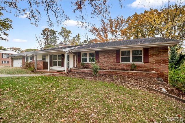 10067 Springwood Drive, Ladue, MO 63124