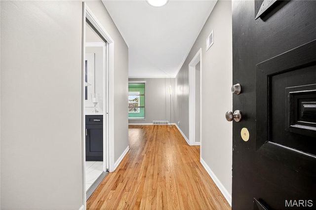 10067 Springwood Drive, Ladue, MO 63124