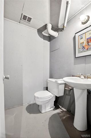 10067 Springwood Drive, Ladue, MO 63124