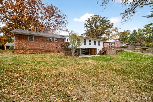 10067 Springwood Drive, Ladue, MO 63124