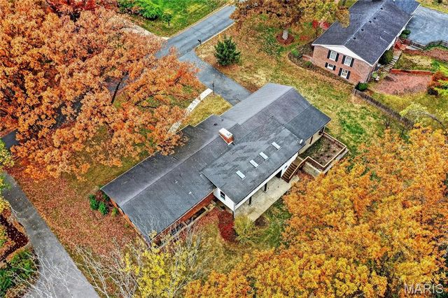 10067 Springwood Drive, Ladue, MO 63124