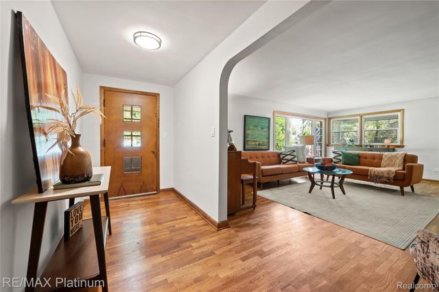 640 N Adelaide Street, Fenton, MI 48430