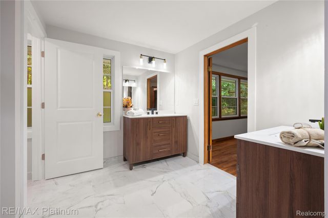 640 N Adelaide Street, Fenton, MI 48430