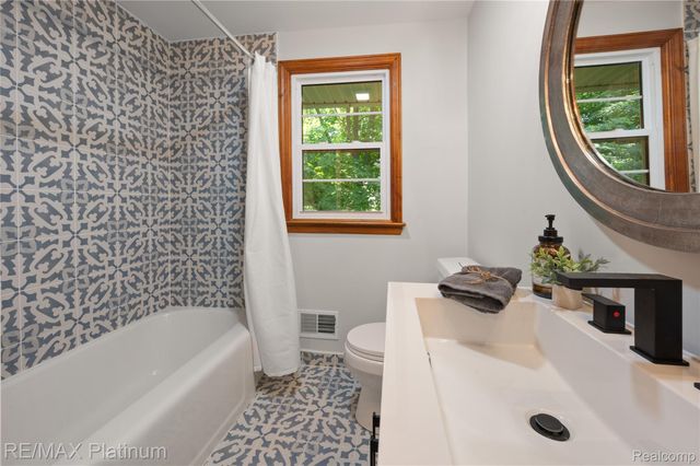 640 N Adelaide Street, Fenton, MI 48430