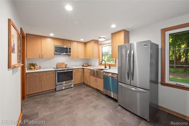640 N Adelaide Street, Fenton, MI 48430