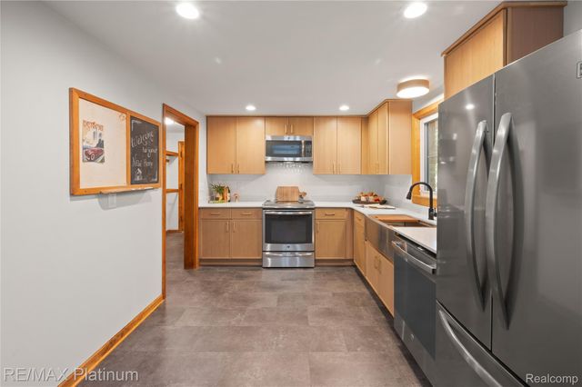 640 N Adelaide Street, Fenton, MI 48430