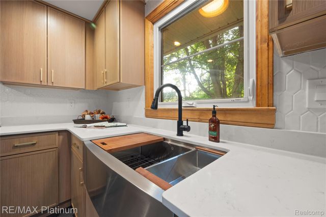 640 N Adelaide Street, Fenton, MI 48430