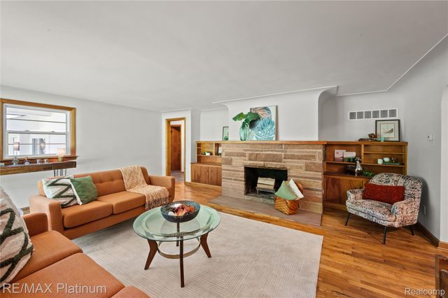 640 N Adelaide Street, Fenton, MI 48430