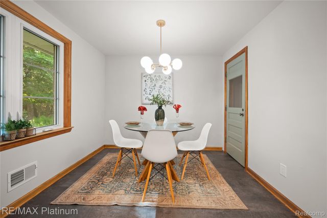 640 N Adelaide Street, Fenton, MI 48430