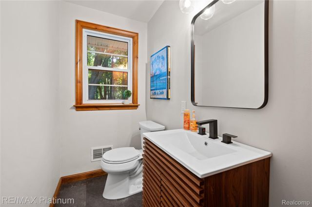 640 N Adelaide Street, Fenton, MI 48430