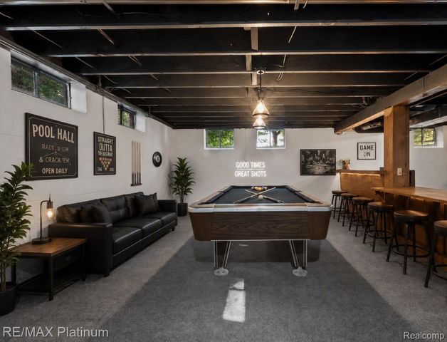 640 N Adelaide Street, Fenton, MI 48430