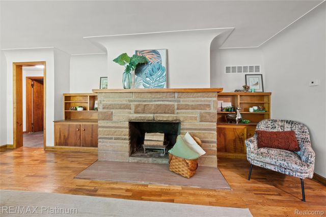 640 N Adelaide Street, Fenton, MI 48430