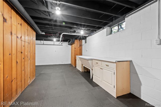 640 N Adelaide Street, Fenton, MI 48430
