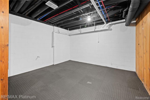 640 N Adelaide Street, Fenton, MI 48430