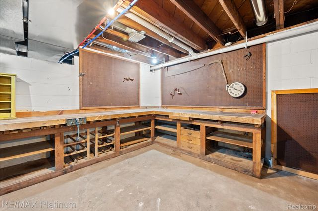 640 N Adelaide Street, Fenton, MI 48430